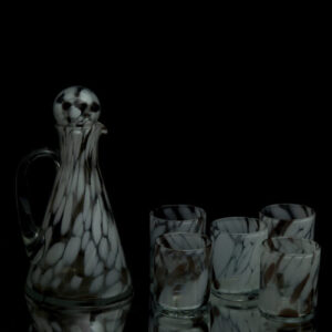 Service carafe + bouchon+ 6 verres opaline mouchetée blanc/marron