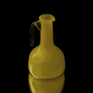 Carafe en verre soufflé jaune opaque