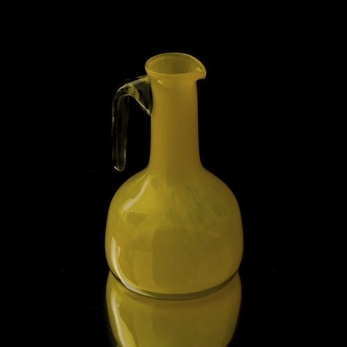Carafe en verre soufflé jaune opaque