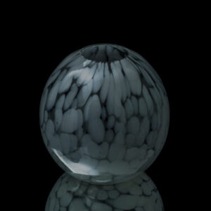 Vase boule grand modèle en verre soufflé opaline blanche