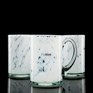 Chope de bière en verre soufflé opaline blanche