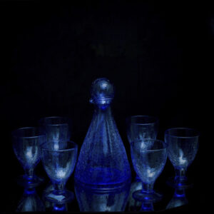 Service carafe + bouchon + 6 verres à pied bleu Klein effet craquelé