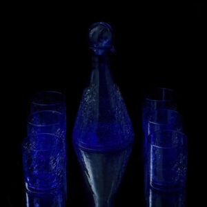 Service carafe + bouchon + 6 verres plats + mini seau à glace bleu Klein effet craquelé